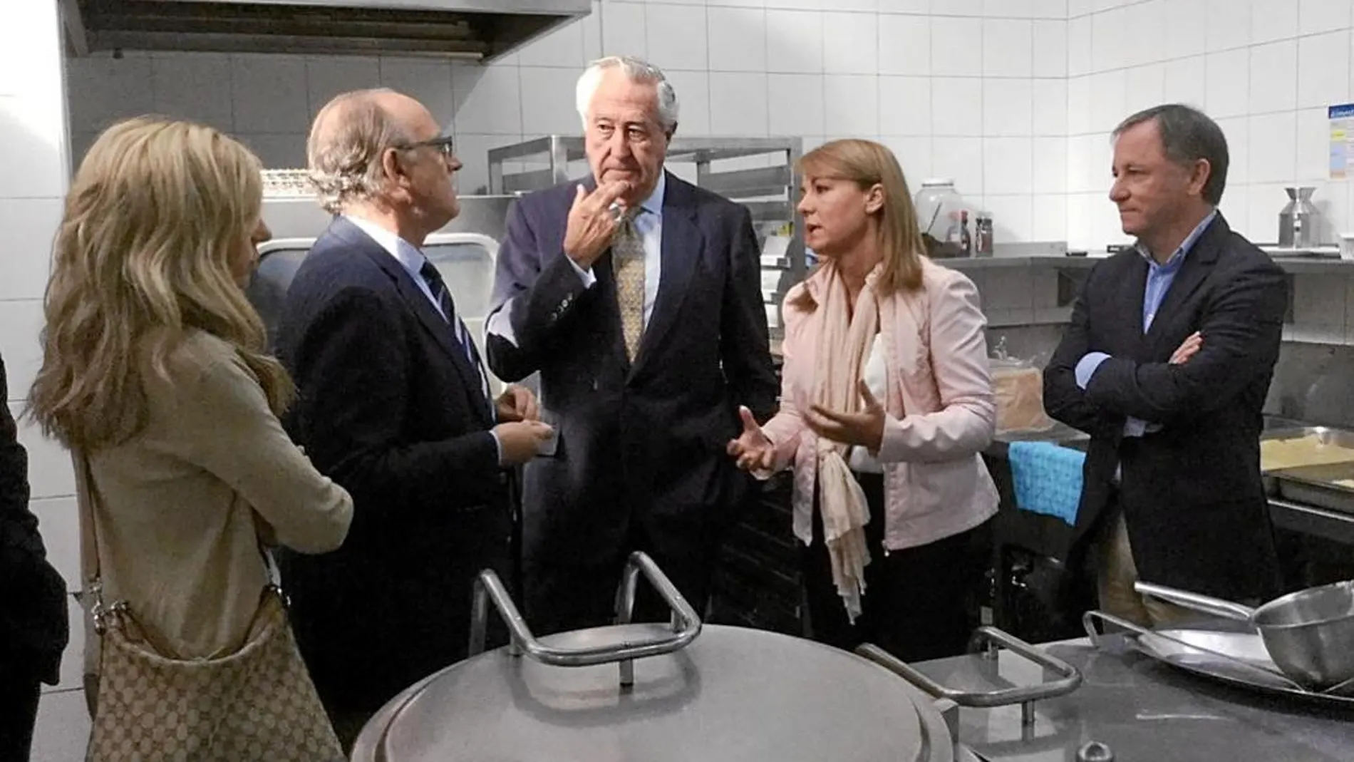 Juan Carlos Moragues y Susana Camarero con Antonio Casanova durante la visita de ayer en la Casa Caridad tras anunciar la donación