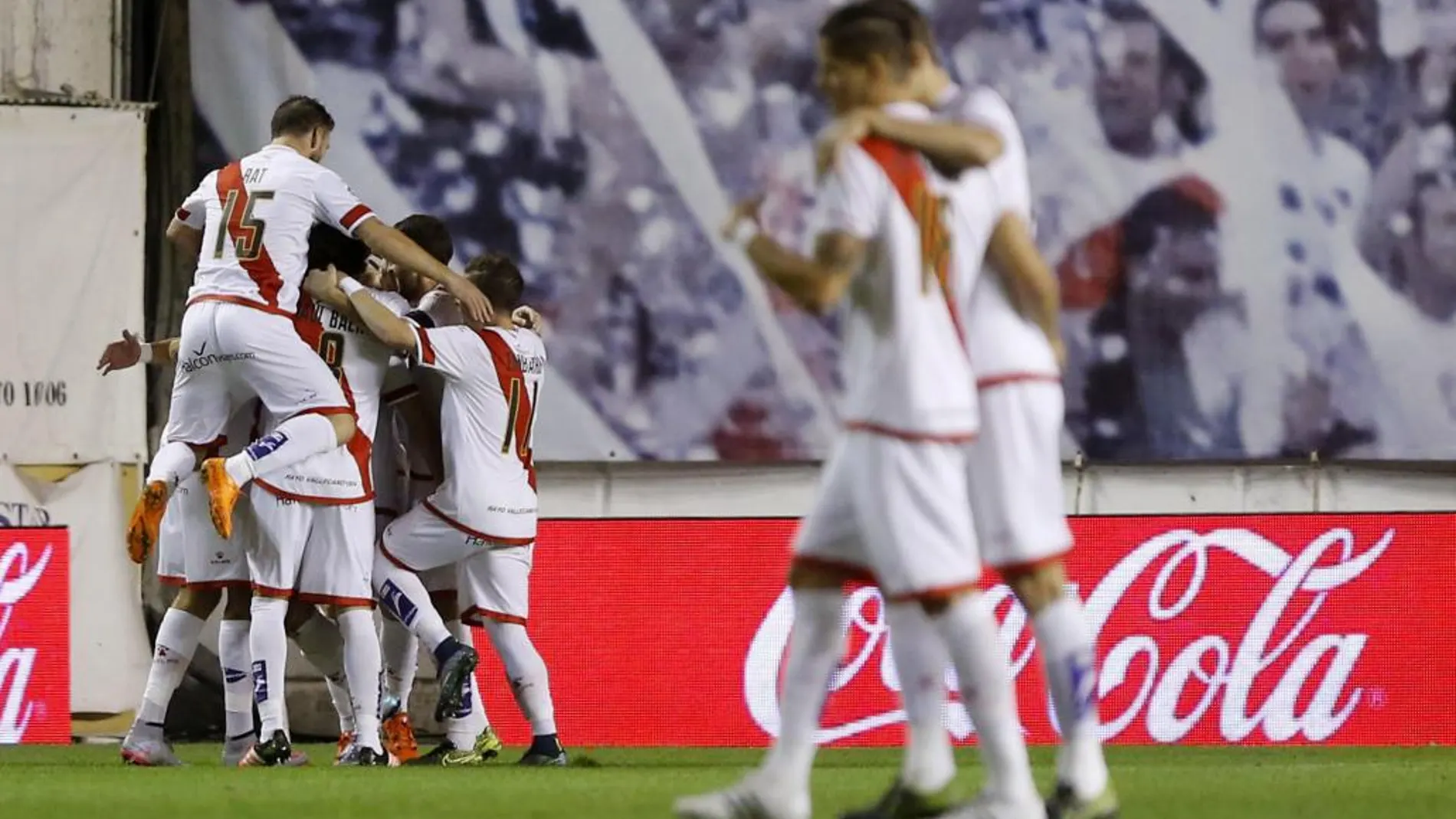 Los jugadores del Rayo Vallecano celebran su primer gol ante el Granada