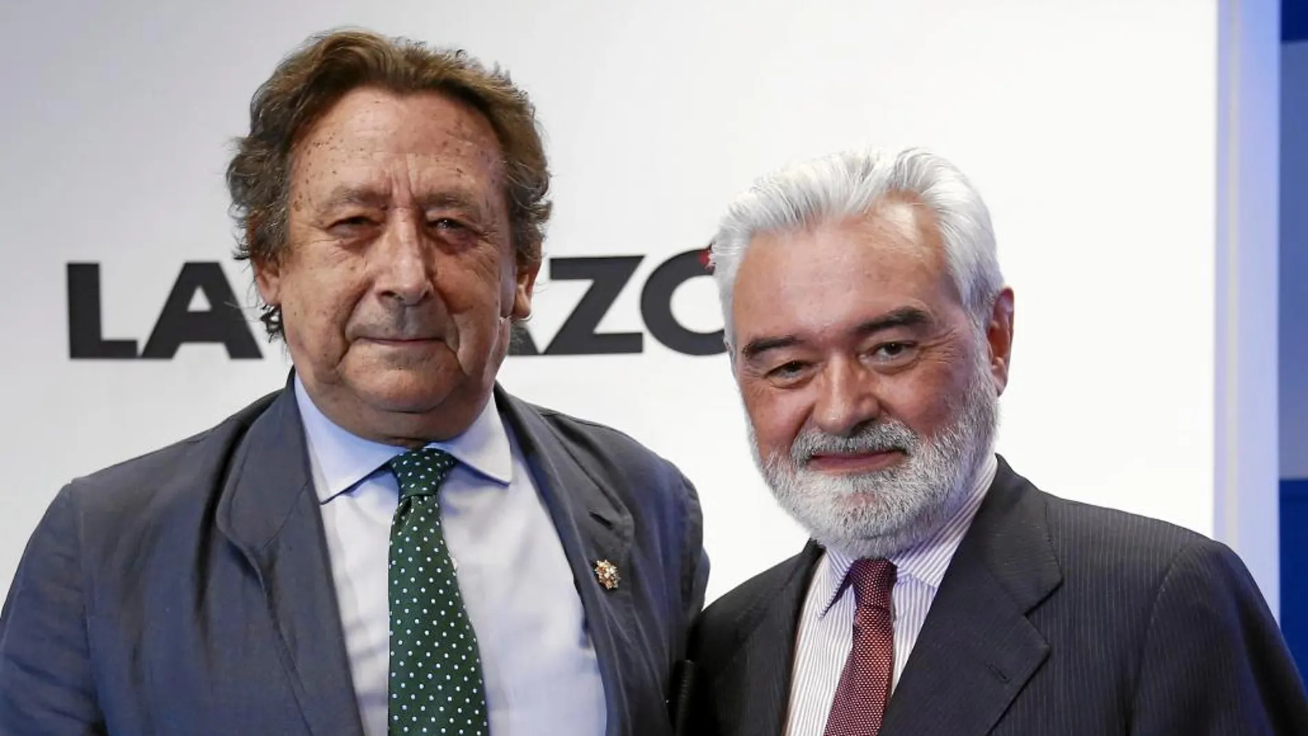 Alfonso Ussía, junto a Darío Villanueva, durante el acto de ayer celebrado en LA RAZÓN