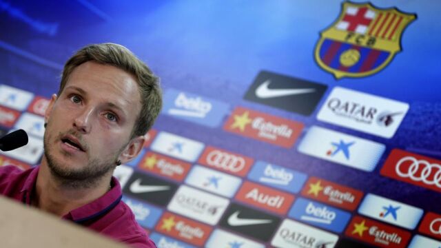 El centrocampista croata del FC Barcelona, Ivan Rakitic, durante la rueda de prensa que ha ofrecido tras el entrenamiento