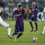 El jugador del F.C. Barcelona Messi (c) en acción ante Casemiro (i) del Real Madrid