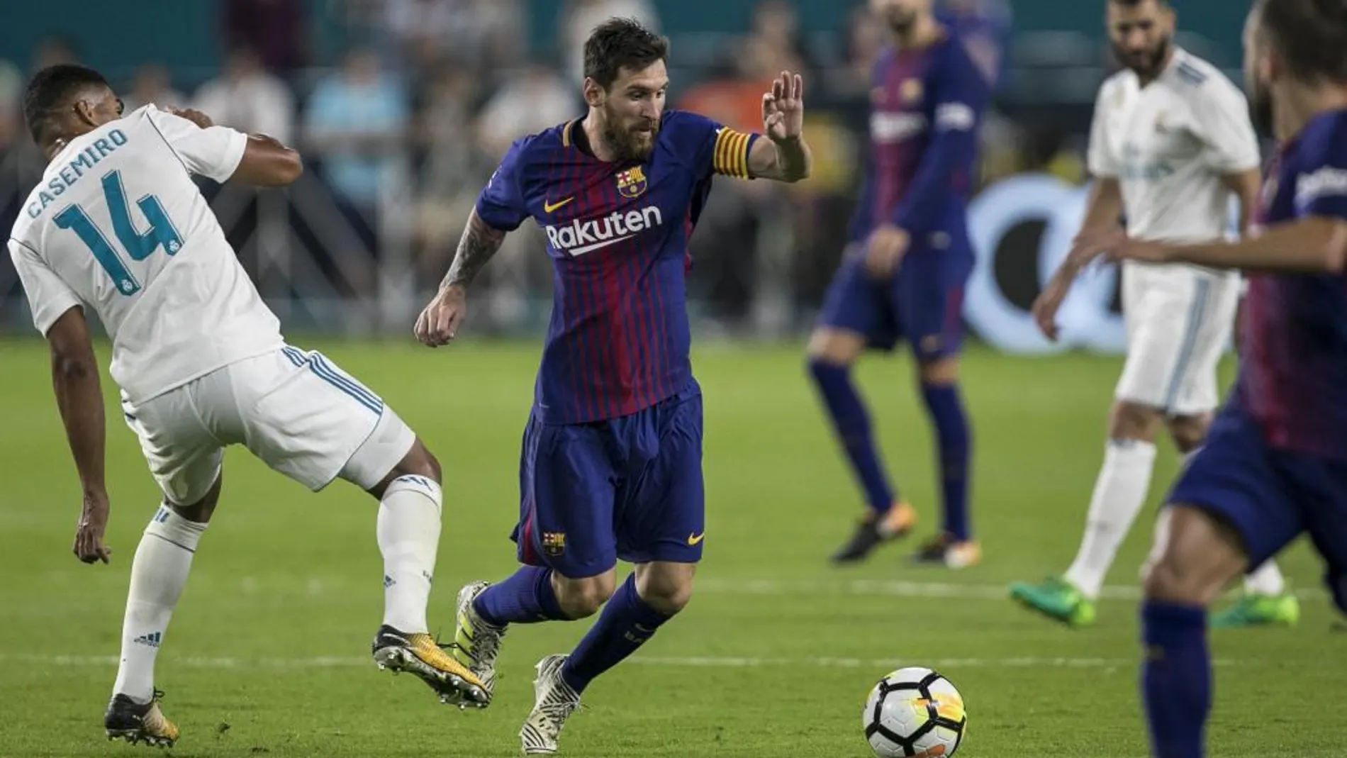 El jugador del F.C. Barcelona Messi (c) en acción ante Casemiro (i) del Real Madrid