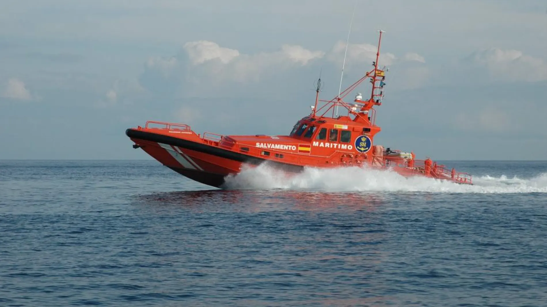 Salvamento Marítimo localiza una patera con 34 personas junto a la isla de Alborán
