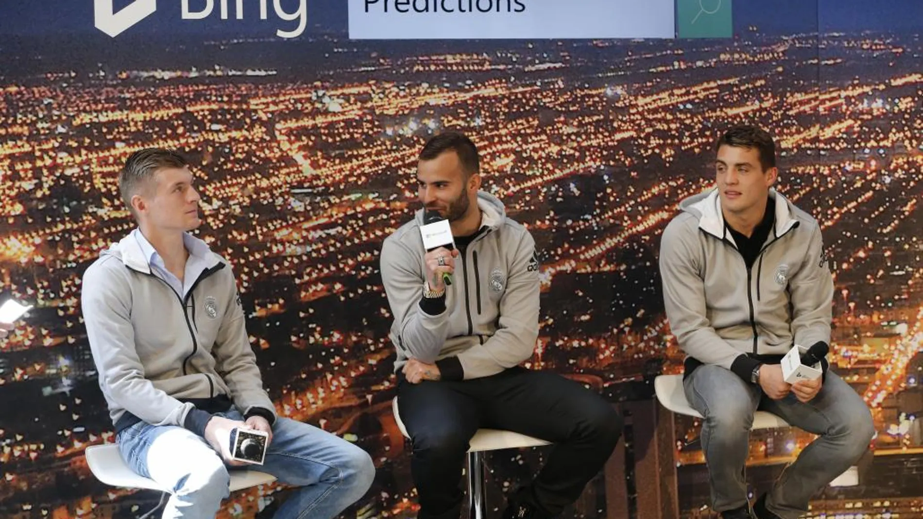 Los jugadores del Real Madrid Toni Kroos (i), Jesé Rodríguez (c), y Mateo Kovacic, durante su participación en un acto promocional