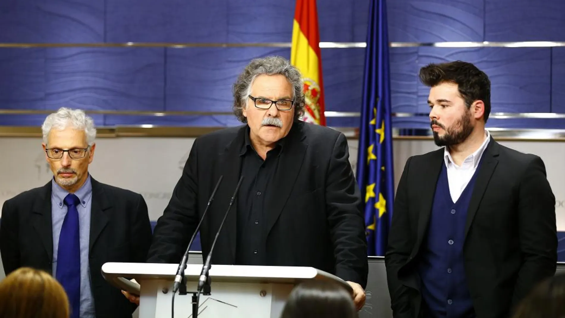 Los portavoces parlamentarios de ERC, Joan Tardá (c) y Gabriel Rufián (d), y el senador Santiago Vidal (i).