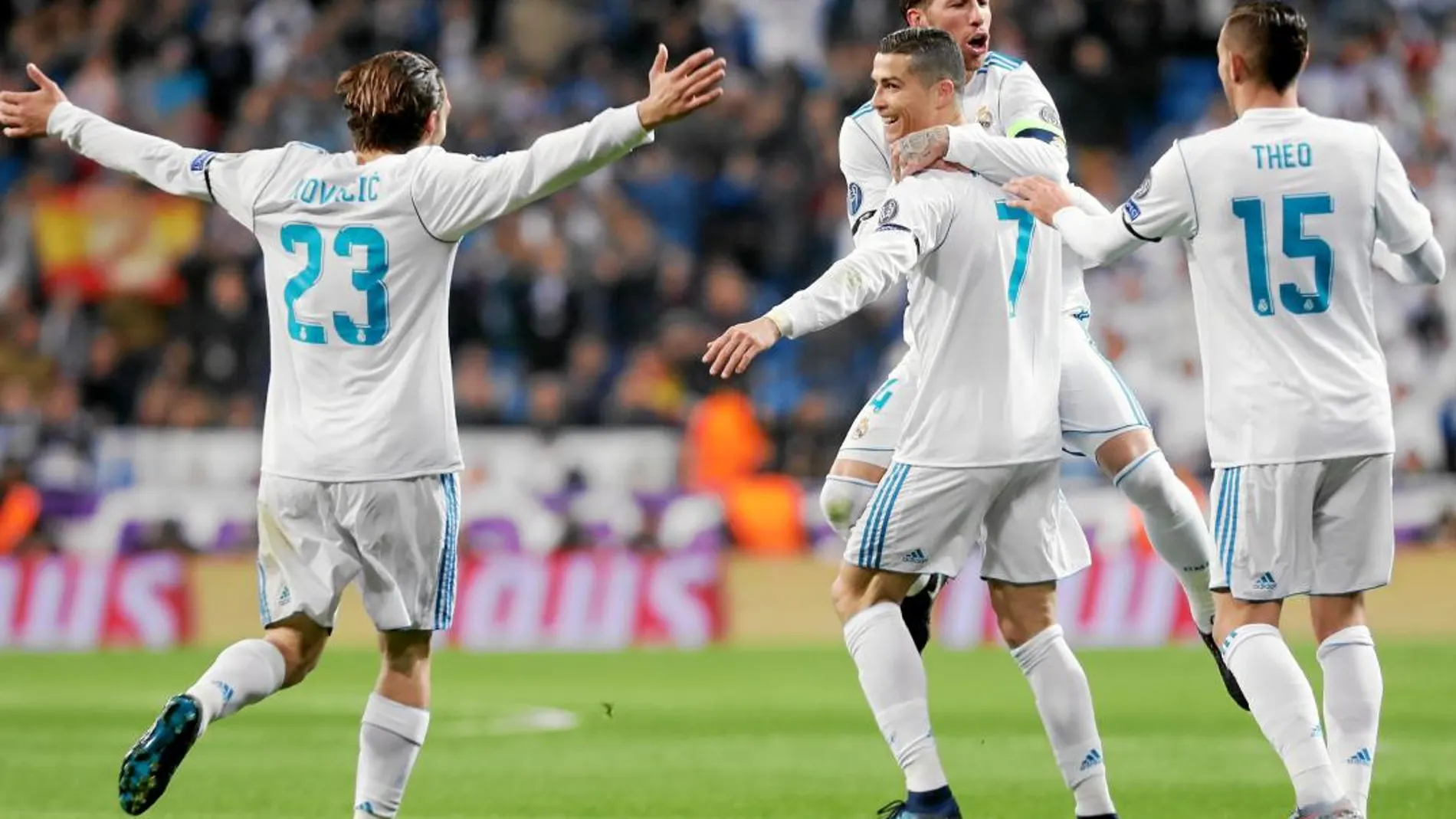 Los jugadores del Real Madrid celebran el gol de Cristiano Ronaldo, ayer contra el Borussia