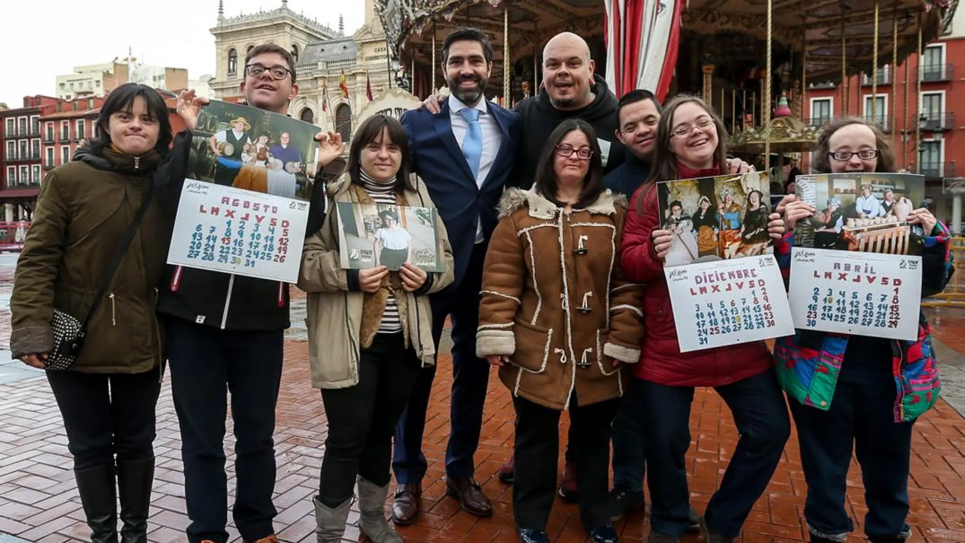 Manuel Velázquez, DaniMantis y varios jóvenes presentan el calendario