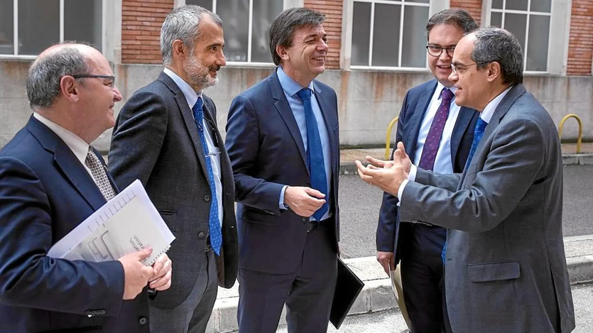 El consejero de Educación de la Comunidad de Madrid, Rafael Van Grieken, junto a varios rectores