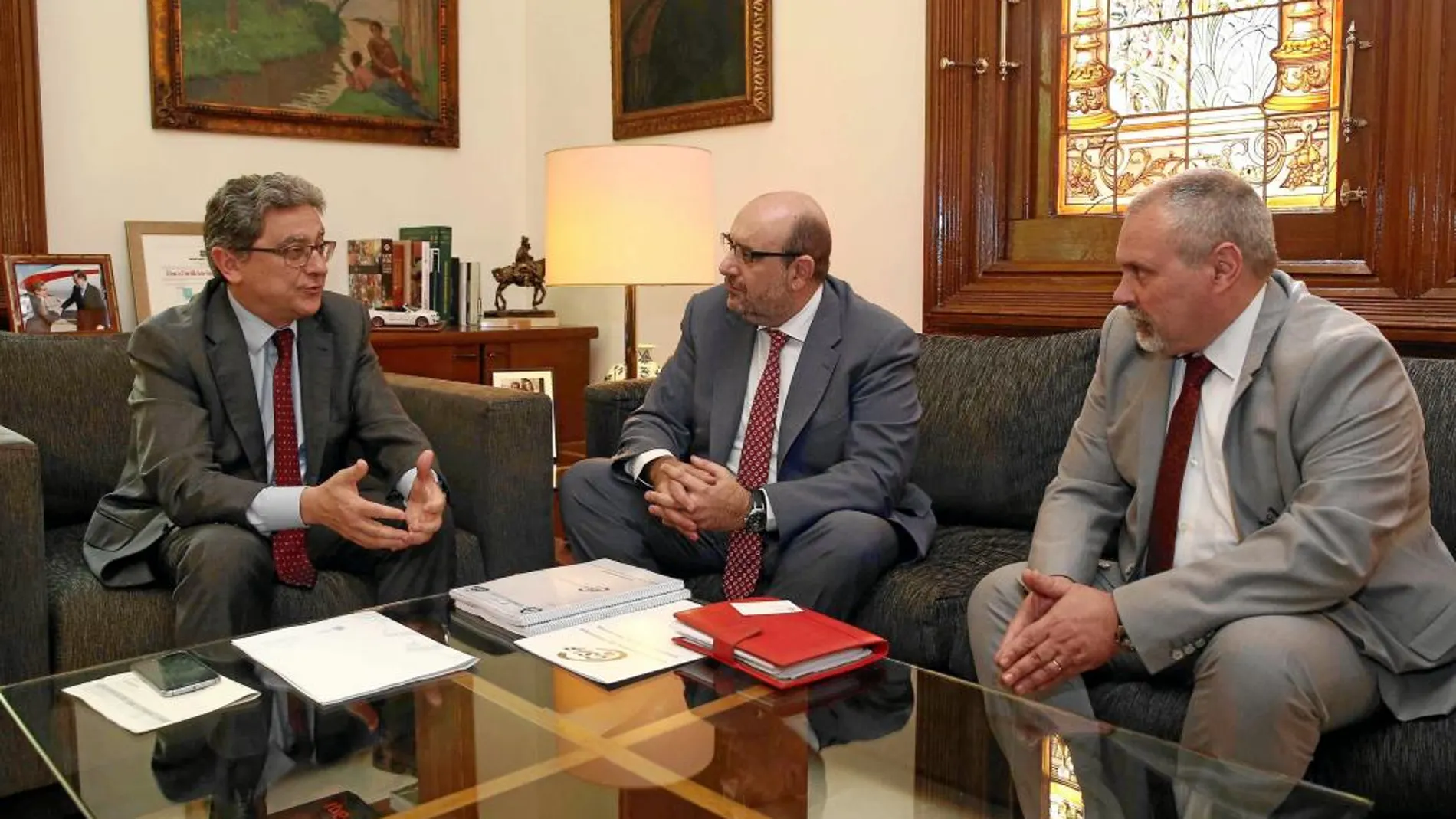 En la imagen, el delegado del Gobierno en Cataluña, Enric Millo, y el presidente de CSIF, Miguel Borra