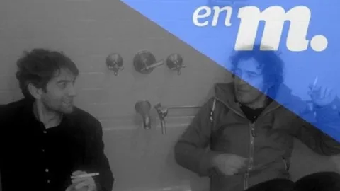 Instantánea del alcalde de Ferrol fumando un cigarro en el baño de su despacho