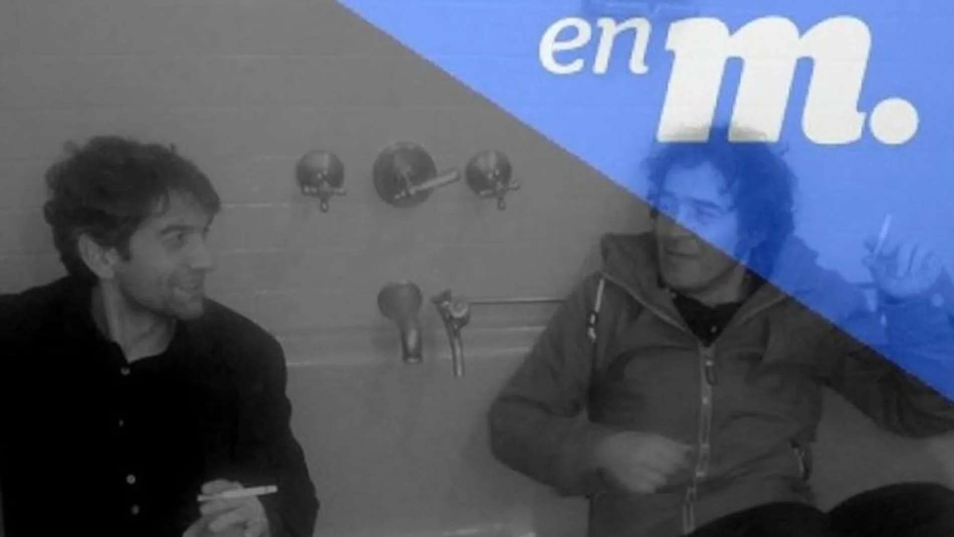 Instantánea del alcalde de Ferrol fumando un cigarro en el baño de su despacho