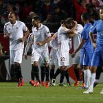 El delantero del Sevilla Fernando Llorente (3d) celebra con sus compañeros, el segundo gol que ha marcado ante el Molde FK noruego