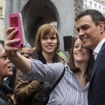 Pedro Sánchez se hace una foto con una joven en Vitoria en una imagen de archivo