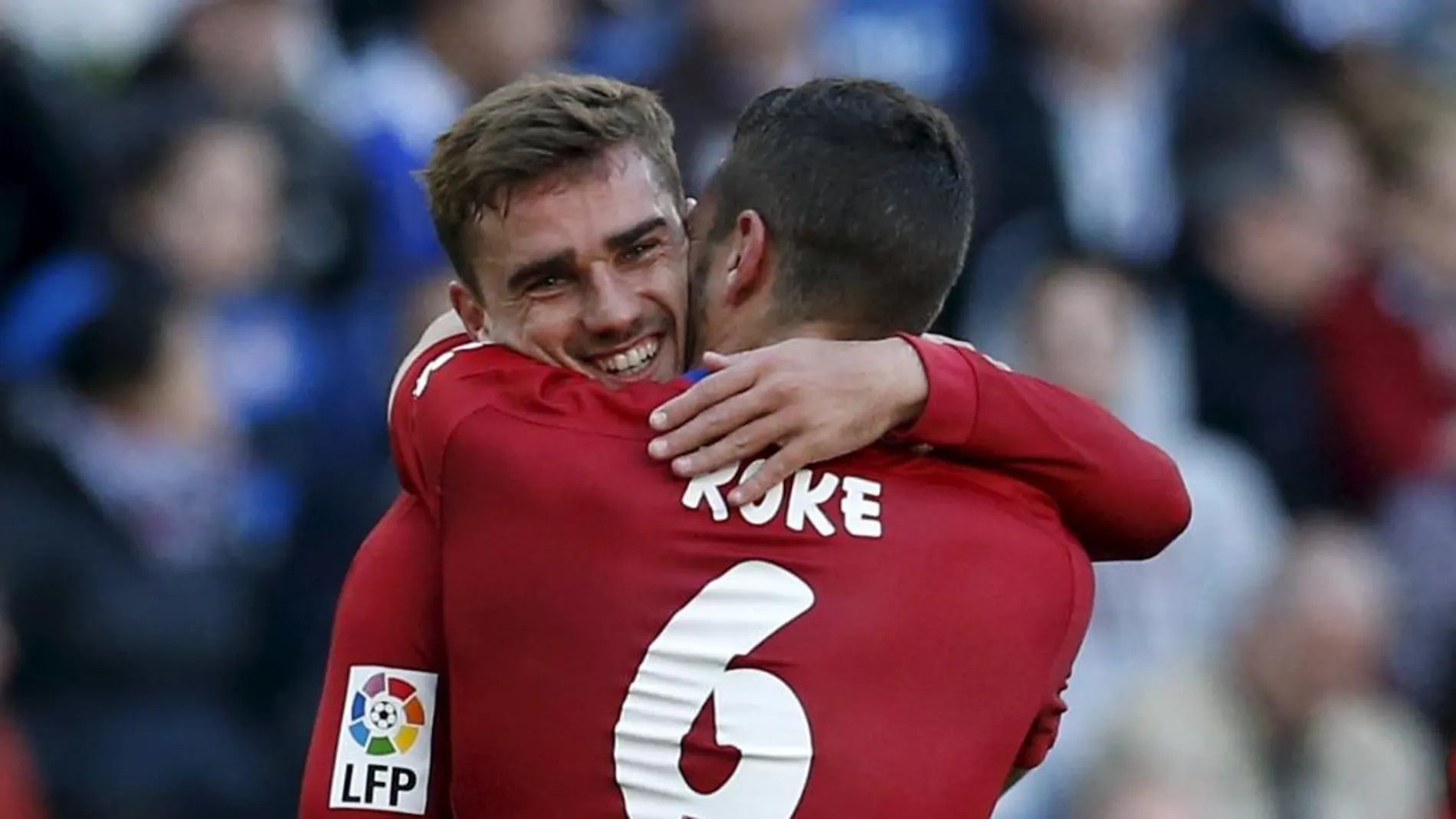 Antoine Griezmann y Koke celebran el gol del Espanyol