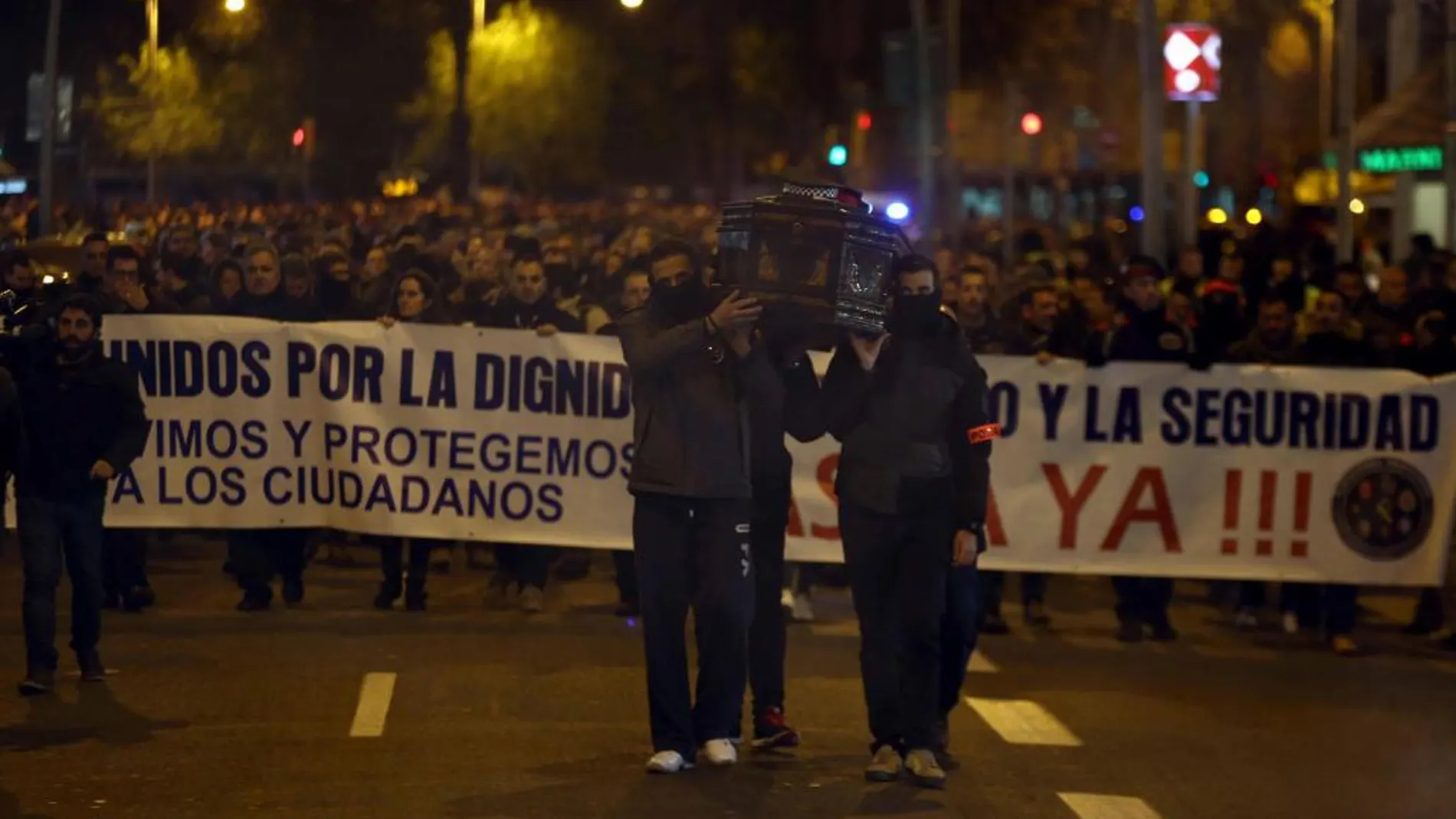 Un ataúd abría la manifestación de policías de Barcelona