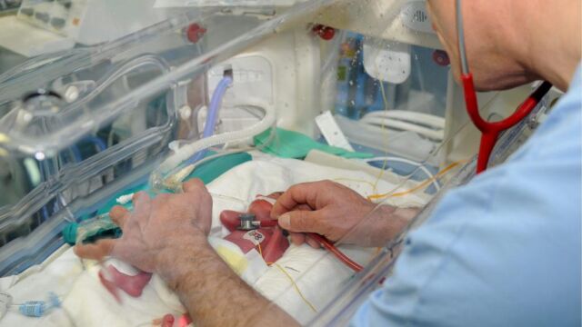 Un bebé nacido prematuro, atendido en un hospital italiano