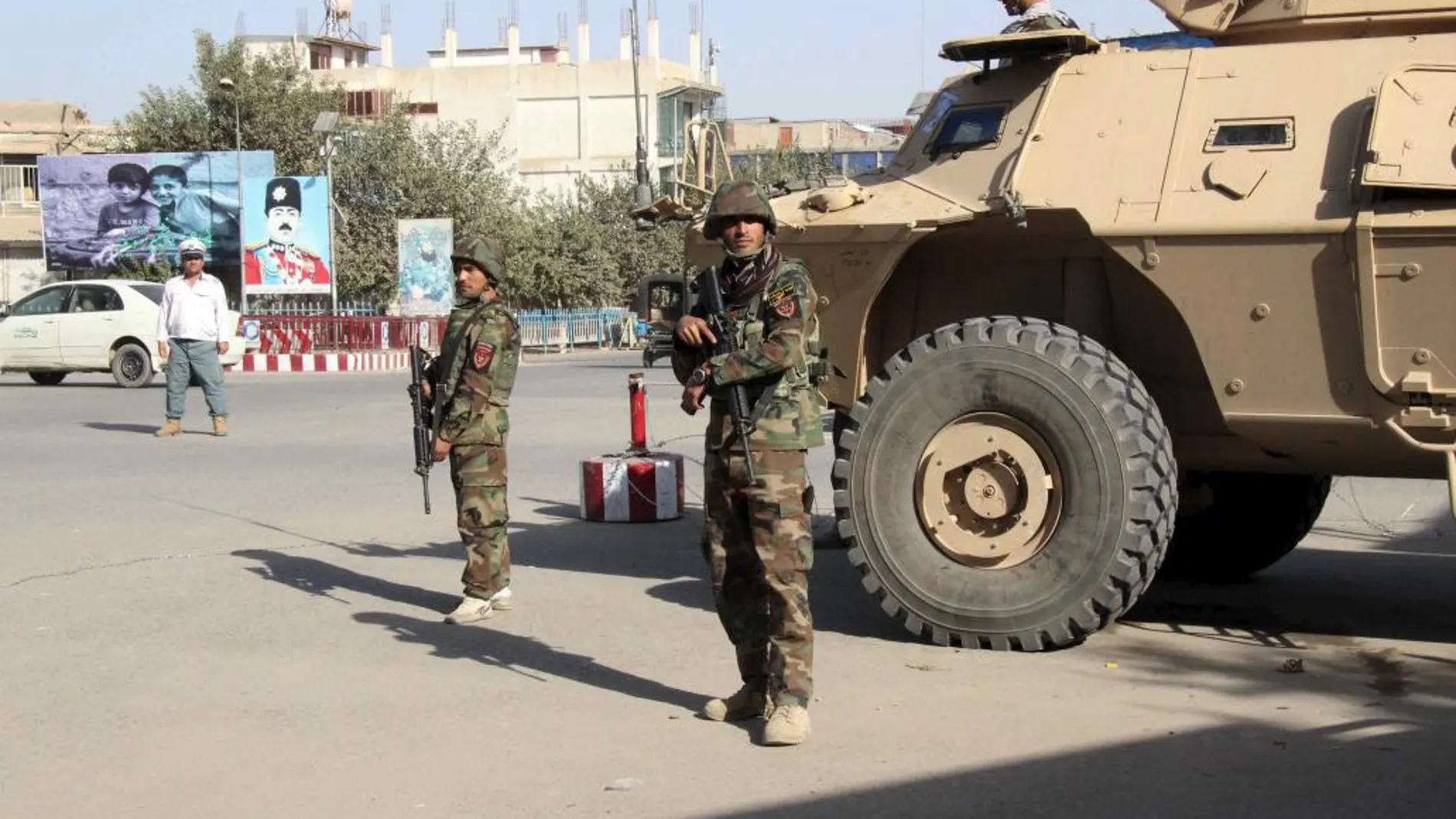 Soldados afganos vigilan en un puesto en la provincia de Kunduz