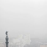 Barcelona cubierta por un manto de polución, en una imagen tomada el pasado mes de febrero