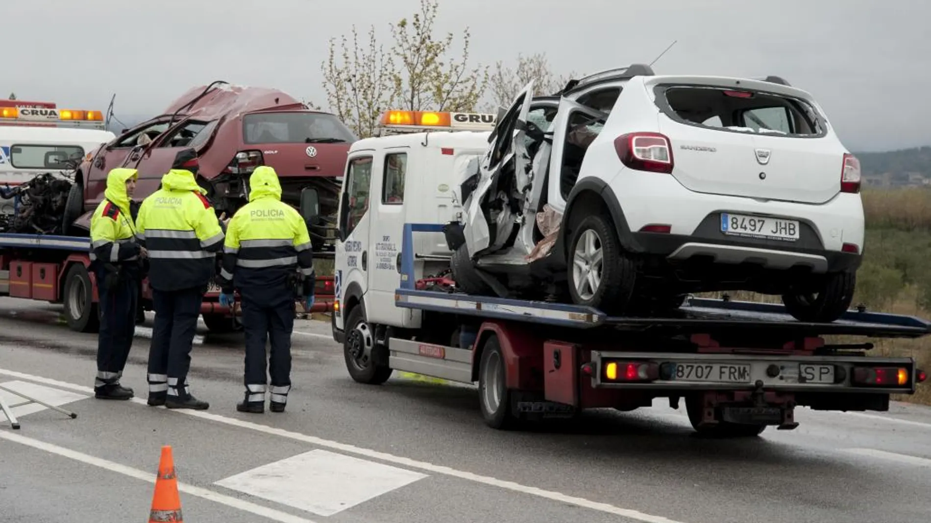 Siete personas han muerto y otra ha resultado herida grave en un choque frontal entre dos vehículos que se ha producido hoy en la N-II.