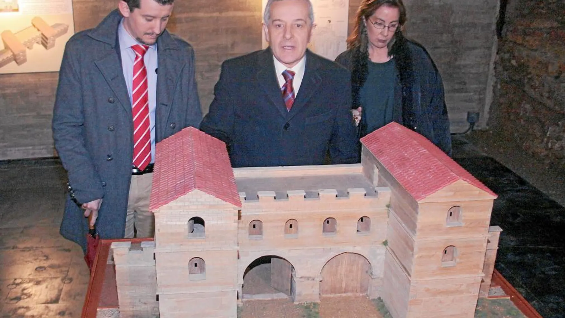 Emilio Gutiérrez, visita la cripta arqueológica de Puerta Obispo, junto a los concejales Belén Martín Granizo y Juan Pablo García Valadés