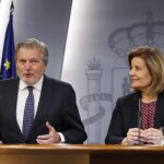 El ministro de Educación, Cultura y Deportes y Portavoz, Íñigo Méndez de Vigo (i), y la ministra de Empleo y Seguridad Social, Fátima Báñez (d), durante la rueda de prensa.