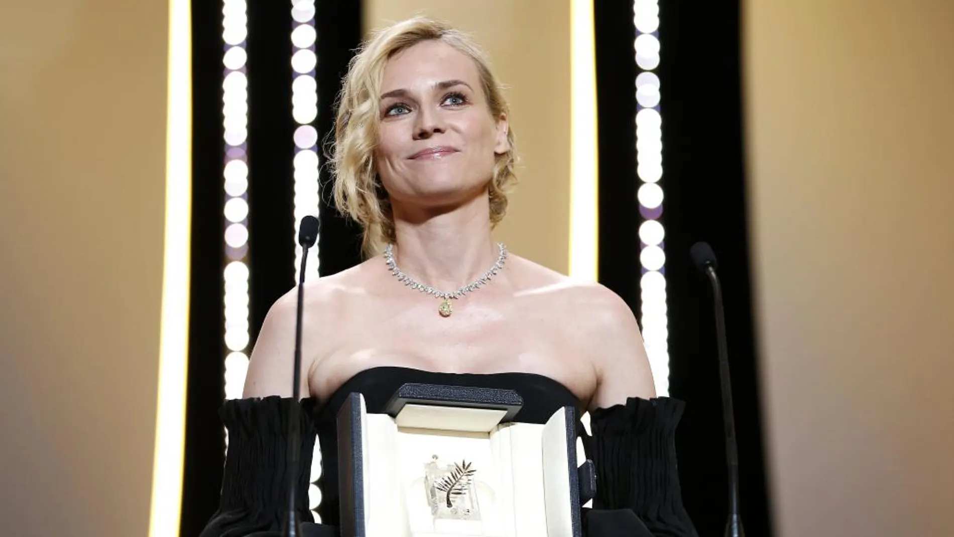 La actriz alemana Diane Kruger recibe el premio a la Mejor Interpretación Femenina.