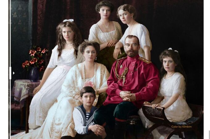 Posado del último zar, Nicolás II, junto a su familia