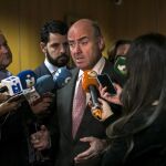 El Ministro de Economía, Industria y Competitividad, Luis de Guindos (c), ayer durante declaraciones a la prensa en la sede del Ministerio de Madrid