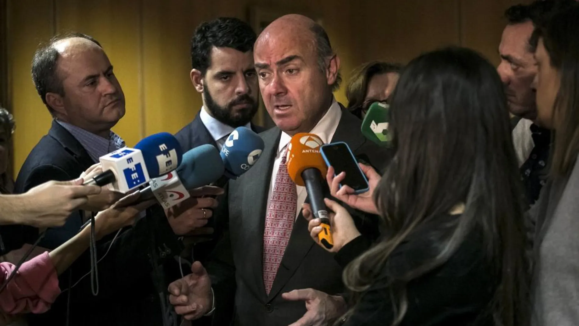 El Ministro de Economía, Industria y Competitividad, Luis de Guindos (c), ayer durante declaraciones a la prensa en la sede del Ministerio de Madrid