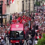 Un momento del paseo triunfal del Sevilla en autobús descapotable para festejar y ofrecer a la ciudad su quinta Liga Europa