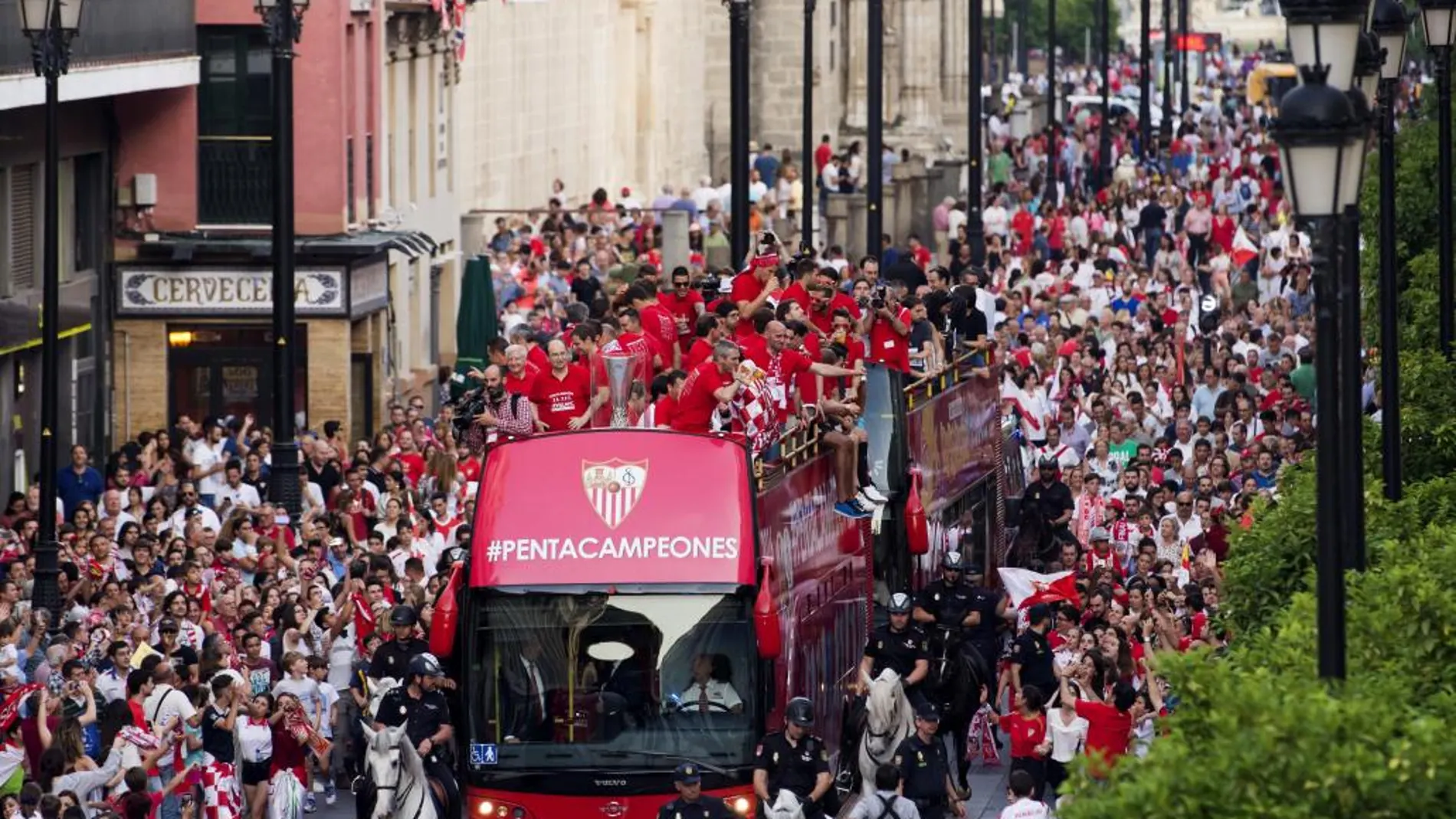Un momento del paseo triunfal del Sevilla en autobús descapotable para festejar y ofrecer a la ciudad su quinta Liga Europa