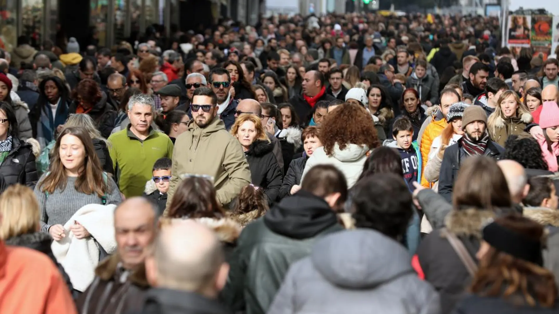 Imagen de ayer de la calle Preciados, que es de sentido bajada a la Puerta del Sol