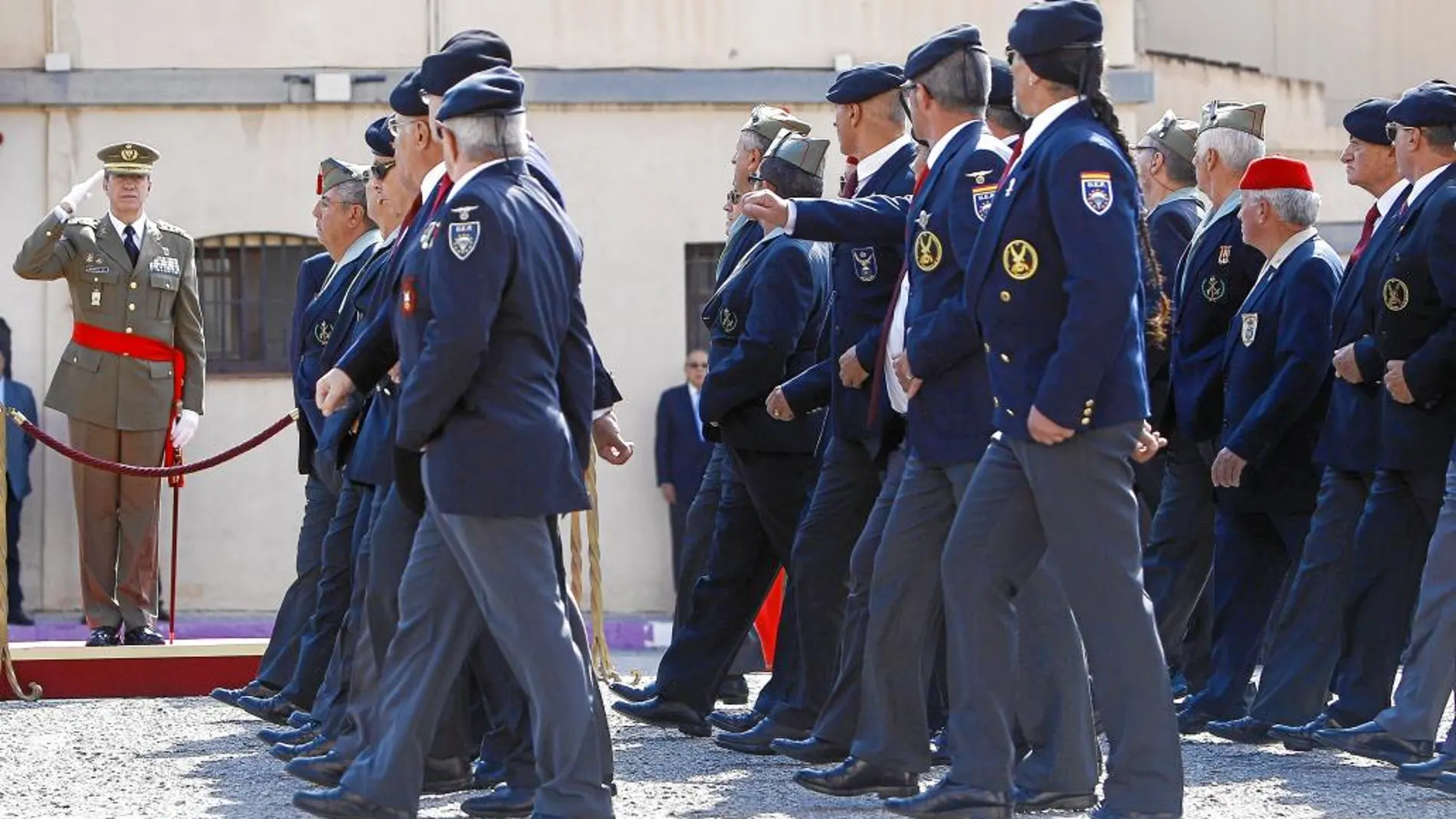 El Jefe de Estado Mayor del Ejército pasa revista ayer en la celebración en Barcelona