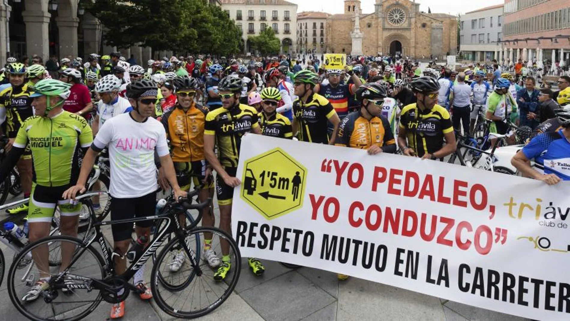 Decenas de ciclistas se concentraron en la capital abulense para exigir respeto en las carreteras