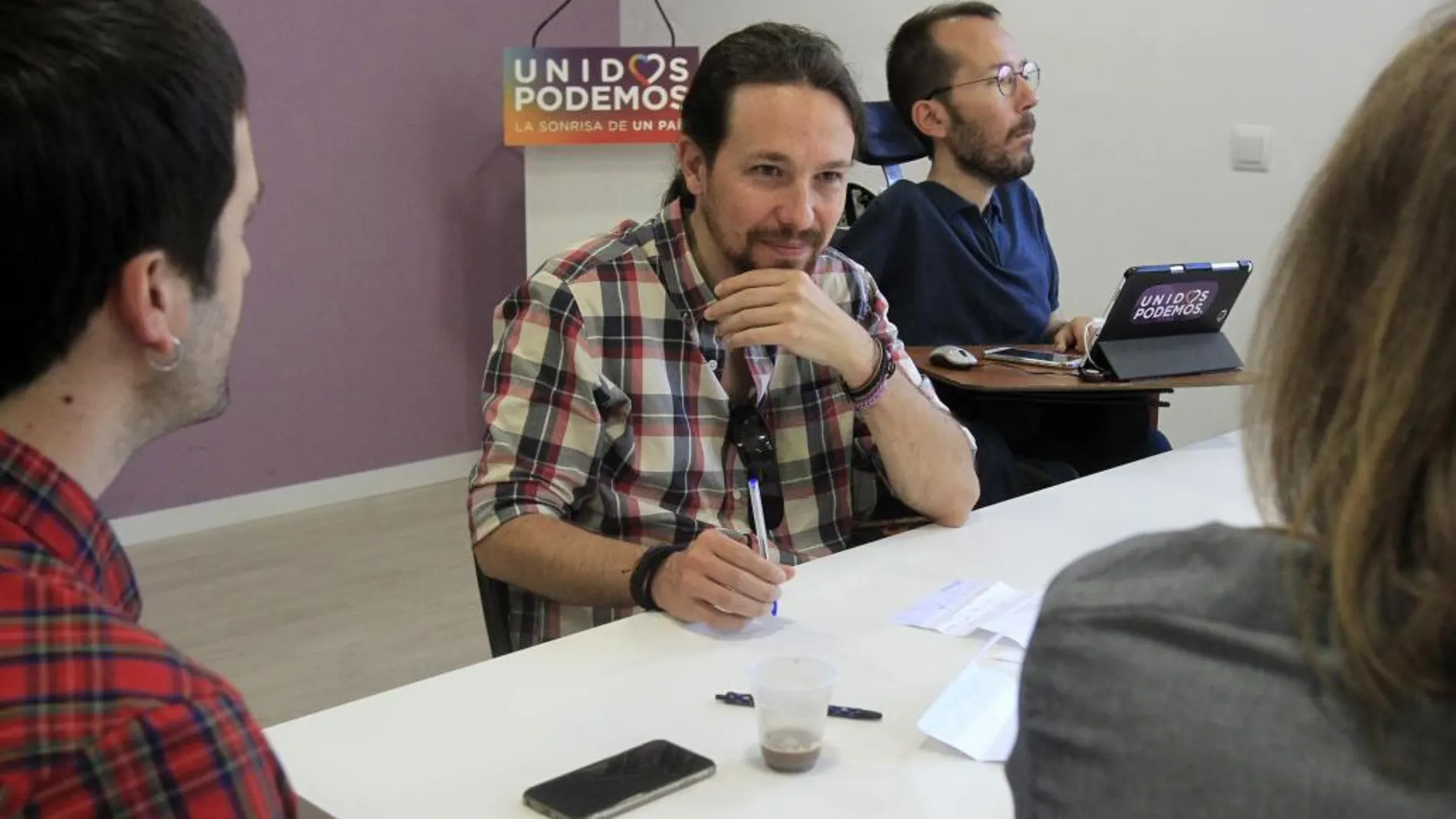 El secretario general de Podemos, Pablo Iglesias (c, y el secretario de Organización, Pablo Echenique (d), durante la reunión que han mantenido hoy con los secretarios autonómicos
