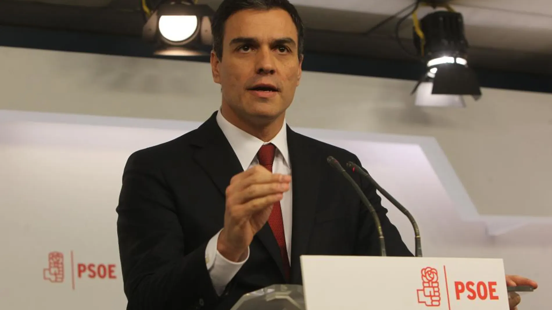 El líder del PSOE, Pedro Sánchez, en rueda de prensa tras reunirse con el presidente del Gobierno en funciones, Mariano Rajoy