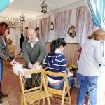 Un grupo de caseteros se afana en tenerlo todo listo para la «noche del pescaíto», que inicia la Feria de Abril
