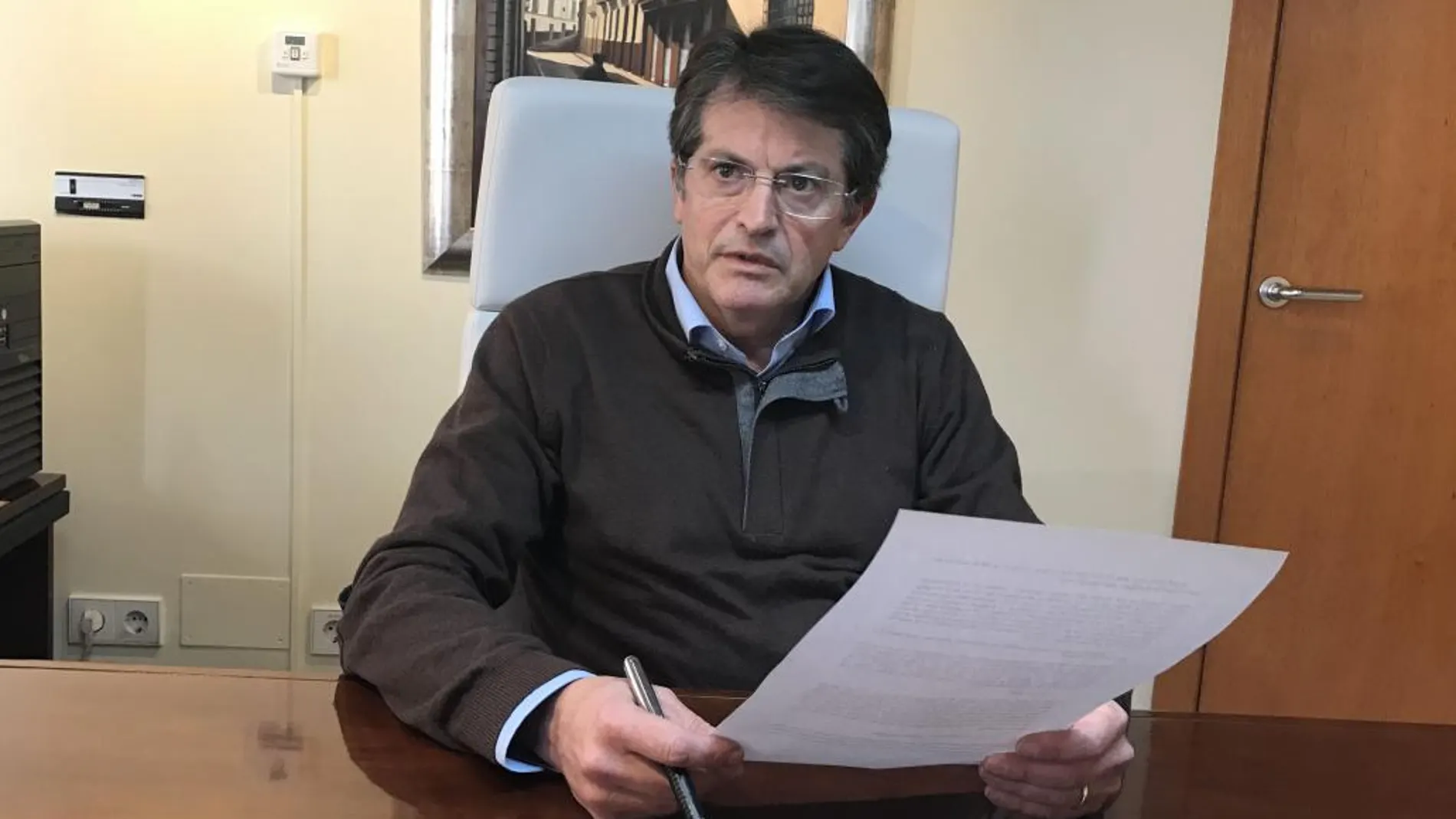 El alcalde de Lorca, Francisco Jódar, en su despacho durante un momento de la entrevista
