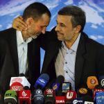 El expresidente iraní, Mahmud Ahmadineyad (d), saluda al candidato a la presidencia, Hamid Baghaei (i), durante una rueda de prensa en Teherán, el pasado 5 de abril