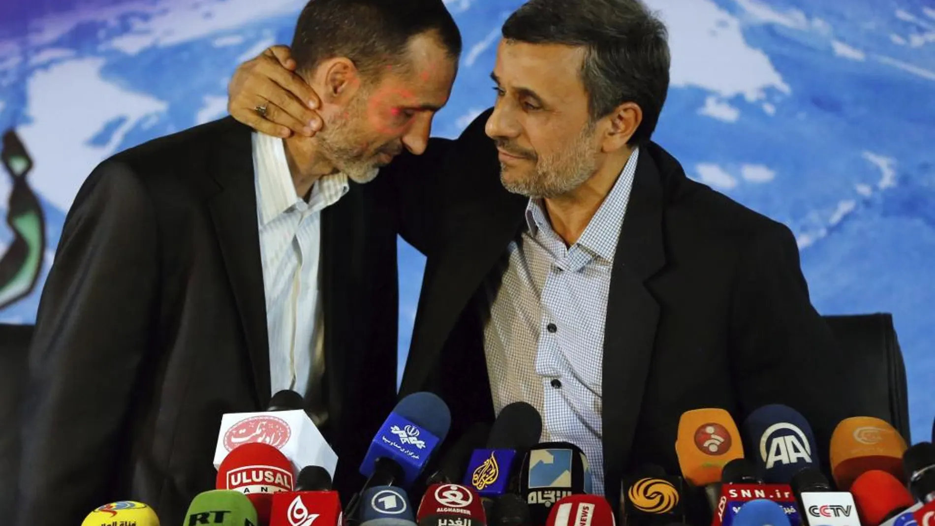 El expresidente iraní, Mahmud Ahmadineyad (d), saluda al candidato a la presidencia, Hamid Baghaei (i), durante una rueda de prensa en Teherán, el pasado 5 de abril