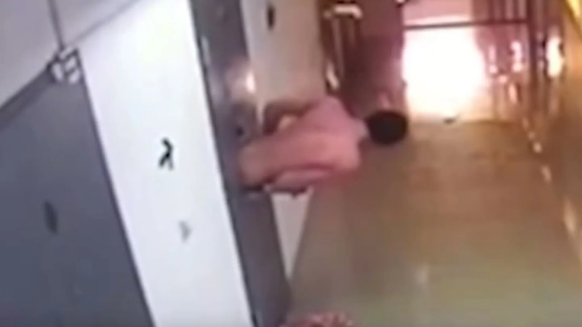 Momento en el que el preso queda atascado por la cadera