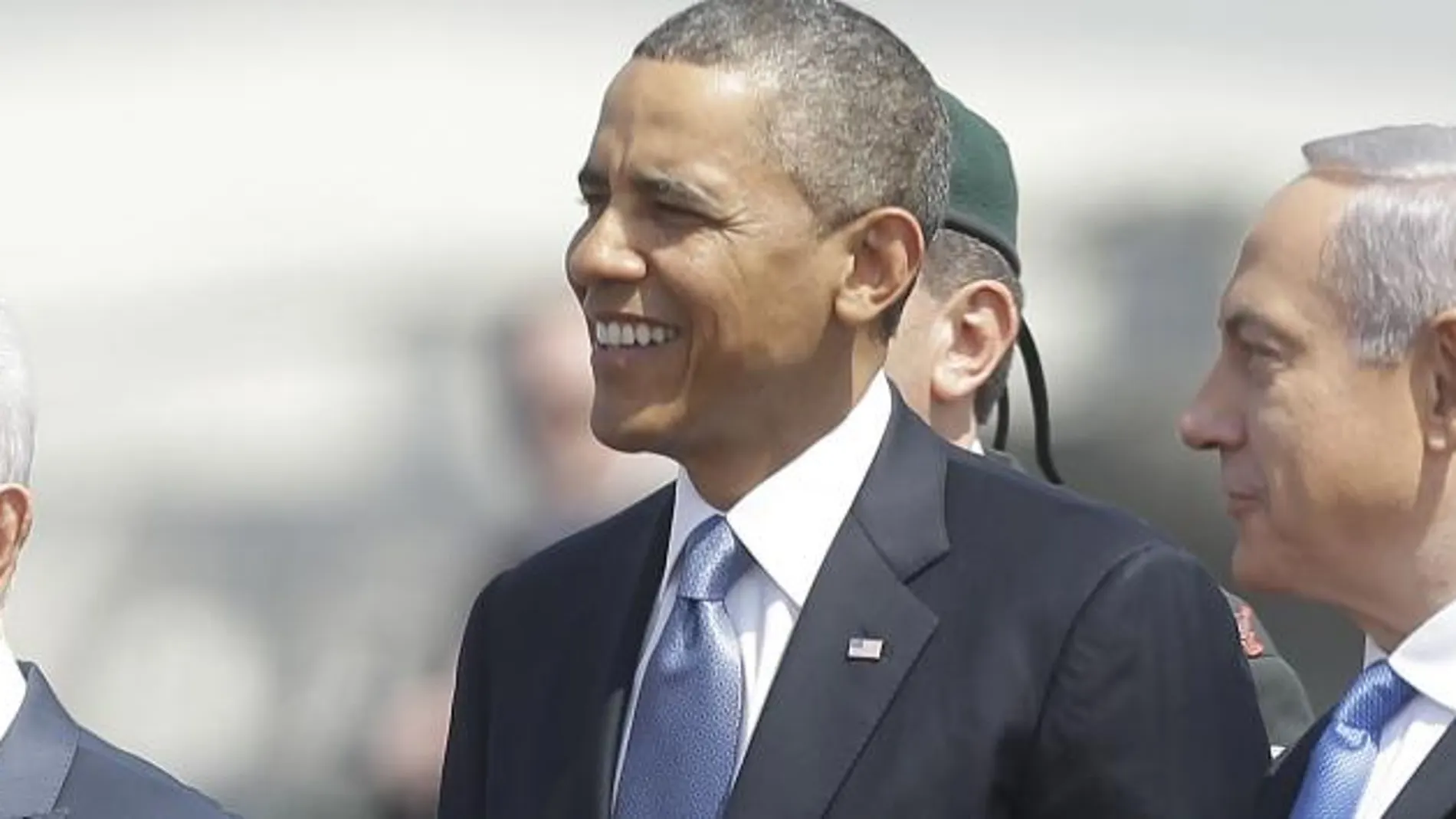 El presidente Simon Perez y el primer ministro Benjamin Netanyahu reciben a Obama a su llegada al aeropuerto de Tel Aviv