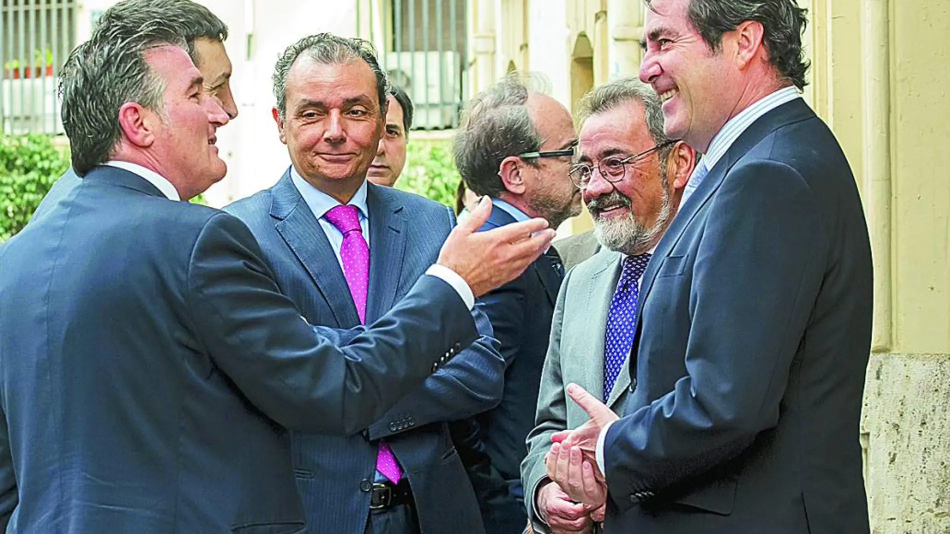 El presidente de la CEV, Salvador Navarro, conversa con el de Cierval, J. V. González y Cepyme, Antonio Garamendi