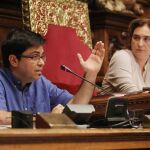 La alcaldesa de Barcelona, Ada Colau (d), escucha al primer teniente de alcalde, Gerardo Pisarello (i)