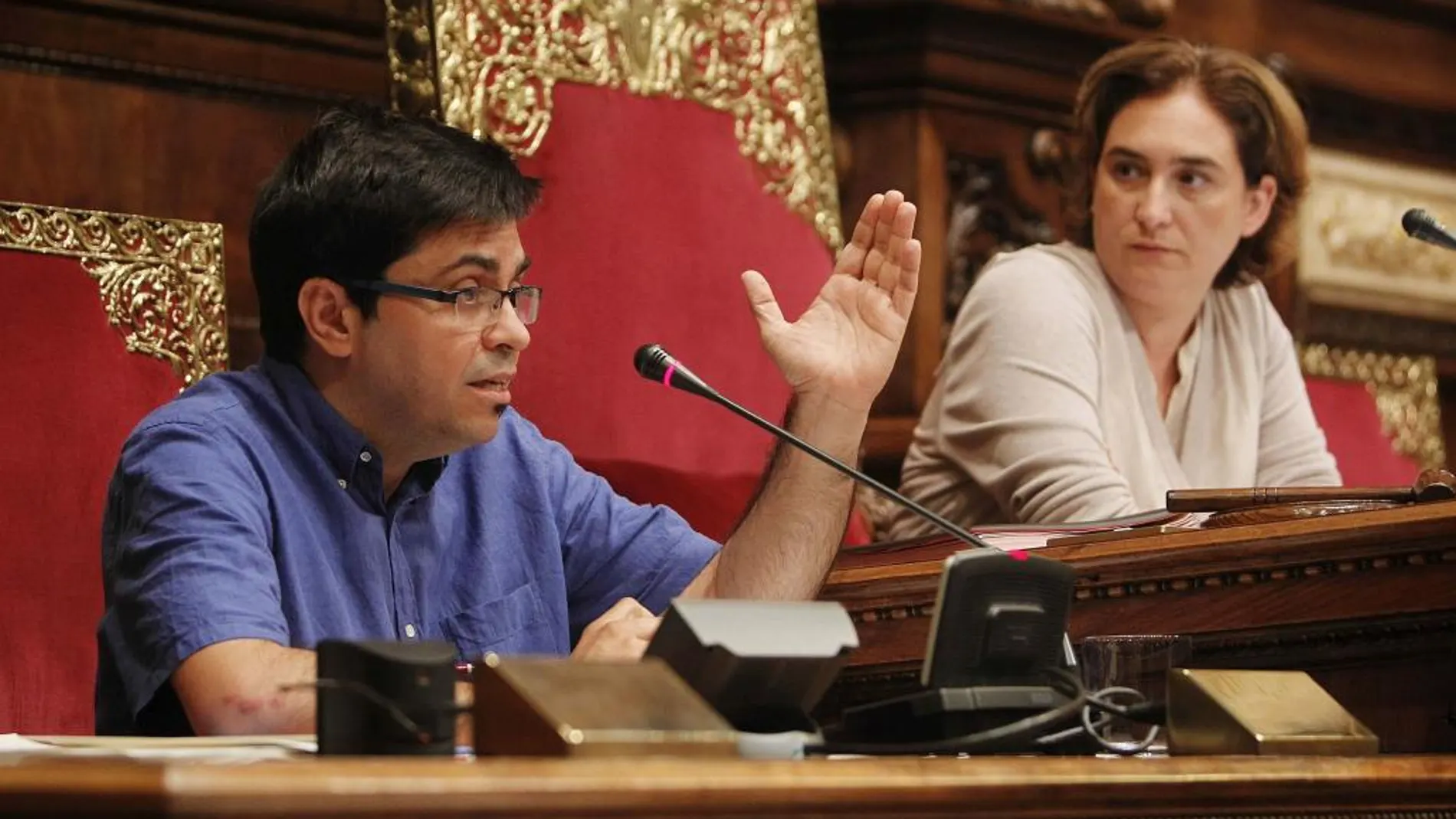 La alcaldesa de Barcelona, Ada Colau (d), escucha al primer teniente de alcalde, Gerardo Pisarello (i)