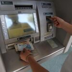 Las comisiones que cobran los bancos a sus clientes son un 52% superiores a sus beneficios