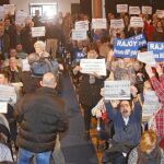 Detractores, partidarios de Rajoy y trabajadores de Ence acudieron ayer del consistorio de Pontevedra para protestar
