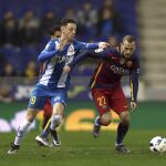 El delantero del Espanyol Jorge Burgui disputa un balón con el defensa del FC Barcelona Aleix Vidal