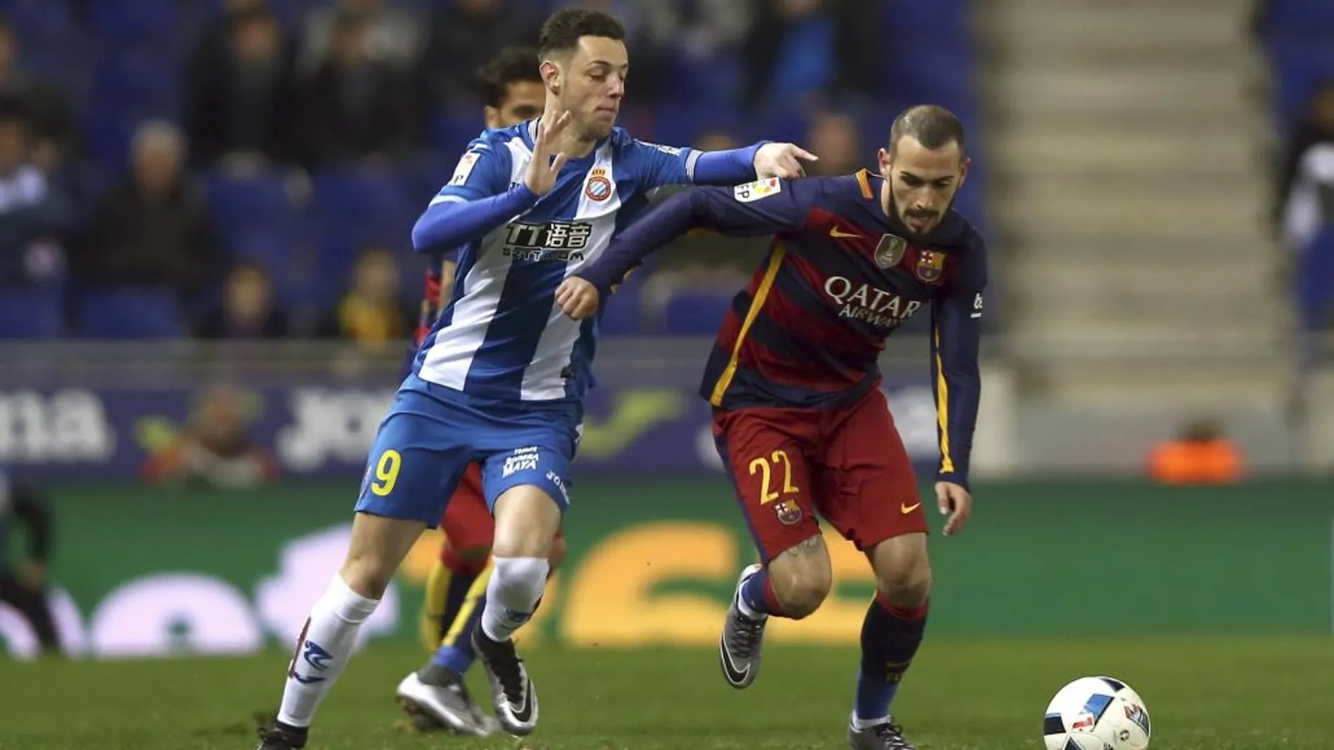 El delantero del Espanyol Jorge Burgui disputa un balón con el defensa del FC Barcelona Aleix Vidal