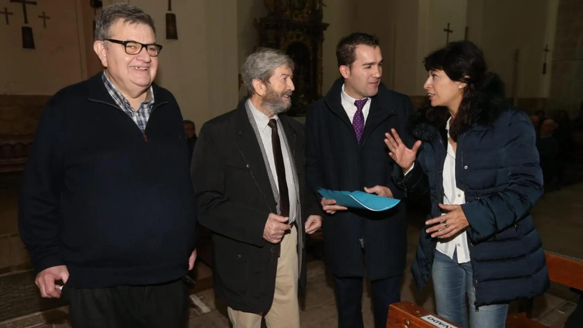 En la imagen, Luis Amo, junto con la concejal de Cultura, Ana Redondo, y dos de los directivos de la entidad, Manuel Bononato y Rafael Gutiérrez.